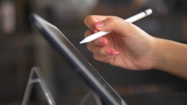 在咖啡店的平板电脑上用绘图合上双手 女性自由职业者搜索互联网在线工作 — 图库视频影像