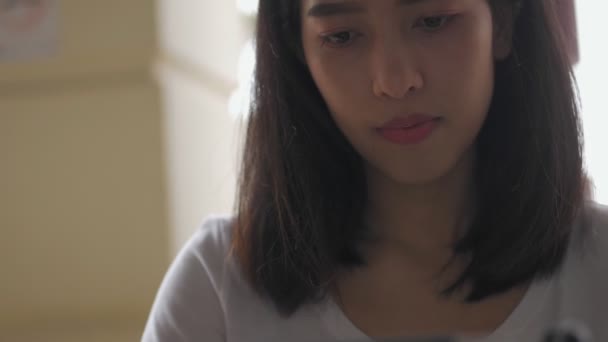 Close Face Young Asian Woman Creative Designer Using Tablet Coffee — Vídeo de Stock