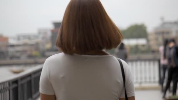 Retrato Jovem Mulher Asiática Sorriso Atraente Olha Para Câmera Sinta — Vídeo de Stock