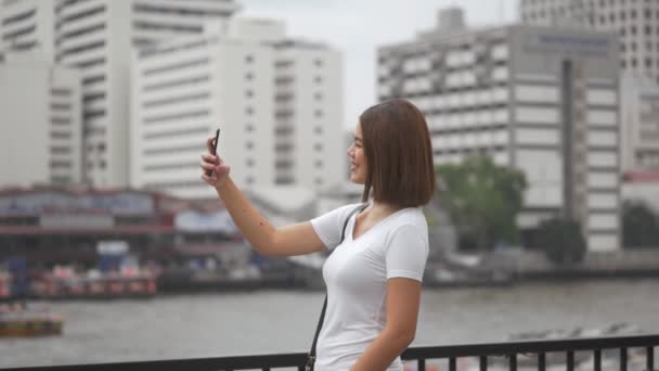 Turista Mujer Asiática Joven Que Tiene Chat Vídeo Utilizando Teléfonos — Vídeos de Stock