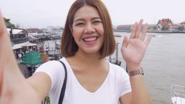 Glimlach Mooie Aziatische Vrouw Het Nemen Van Selfies Een Smartphone — Stockvideo