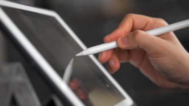 Kafede bir tablet üzerinde çizim kullanarak ellerinizi kapatın. Kadın serbest arama internetçalışma online.
