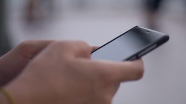 Ekrandaki mobil yazma mesajını kullanarak İşadamlarını kapatın. İnternette arama, online teknoloji.