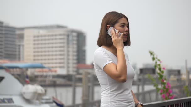 Mulher Asiática Bonita Fala Com Celular Lado Rio Atraente Alegre — Vídeo de Stock