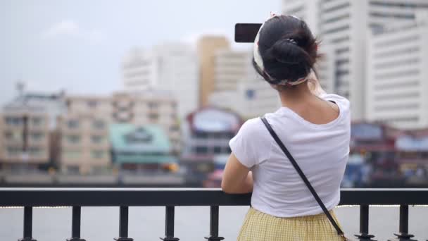 タイのソーシャルメディアの夏休みに友人とビューと共有を示すビデオチャットを持つ若いアジアの女性 — ストック動画