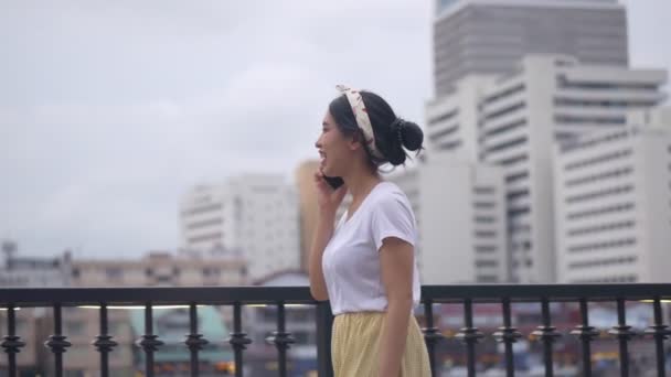 Belle Jeune Femme Asiatique Marchant Aide Smartphone Profitant Lecture Des — Video