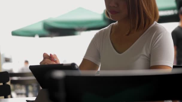 Joven Diseñadora Creativa Asiática Usando Una Tableta Cafetería Planeando Proyecto — Vídeo de stock