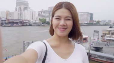 Akıllı telefonda selfie çeken güzel Asyalı bir kadına gülümseyin. Tayland Genç Asyalı kız turist seyahat.