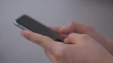 Ekrandaki mobil yazma mesajını kullanarak ellerini kapat. İnternette arama, online teknoloji.