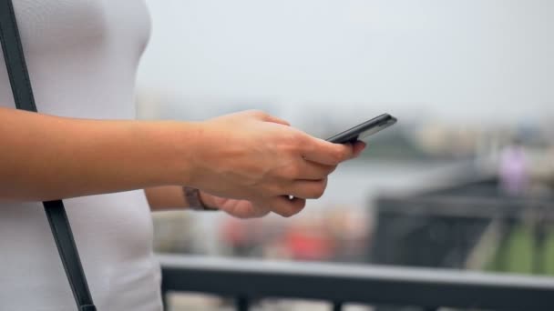 Jovens Mulheres Asiáticas Usando Smartphones Livre Parques Públicos Fechar Câmara — Vídeo de Stock