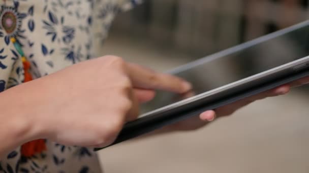 Yakın Eller Genç Asyalı Kadın Kahve Dükkanında Bir Tablet Kullanarak — Stok video