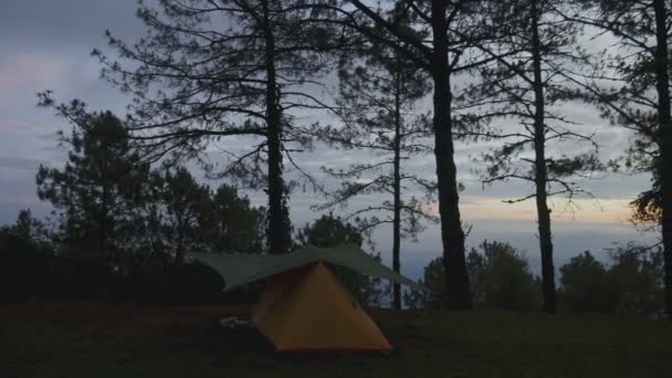 Camping Tent Berg Voor Zonsondergang — Stockvideo