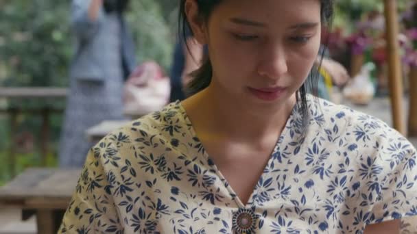 年轻的亚洲妇女使用平板电脑在咖啡店 技术社交媒体 — 图库视频影像