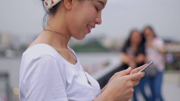 Όμορφη Νεαρή Ασιατική Γυναίκα Χρησιμοποιώντας Smartphone Απολαμβάνοντας Την Ανάγνωση Των — Αρχείο Βίντεο