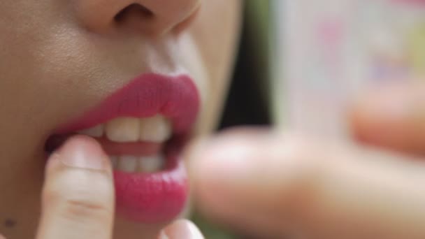 关闭亚洲女人的嘴唇化妆 美容女孩应用唇彩 — 图库视频影像