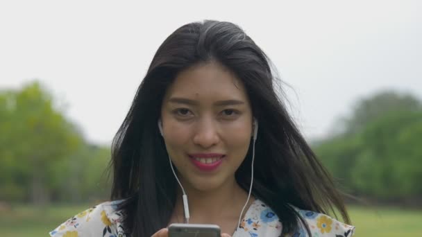 Zeitlupe Schöne Junge Asiatische Frau Genießt Musik Hören Blick Die — Stockvideo