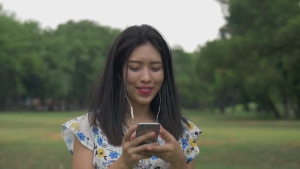 Zeitlupe Schöne Junge Asiatische Frau Genießt Musik Hören Freien Einem — Stockvideo