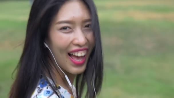 Mujer Asiática Hermosa Cámara Lenta Disfrutando Escuchando Música Aire Libre — Vídeos de Stock