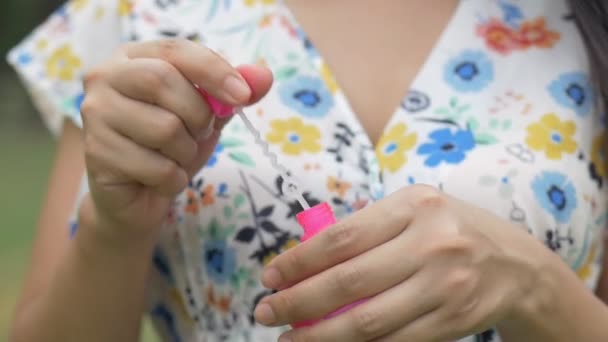 Close Jonge Aziatische Vrouwen Die Zeepbellen Spelen Plezier Hebben Buitenshuis — Stockvideo