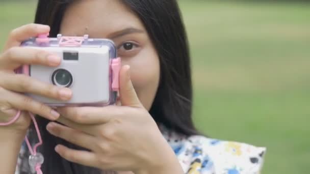 Cámara Lenta Hermosa Mujer Asiática Disfrutando Tomar Una Foto Con — Vídeos de Stock