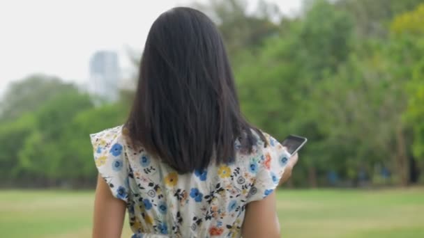 Mujer Asiática Hermosa Cámara Lenta Disfrutando Escuchando Música Aire Libre — Vídeos de Stock