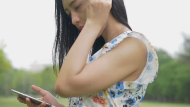 Zeitlupe Schöne Junge Asiatische Frau Genießt Musik Hören Freien Einem — Stockvideo