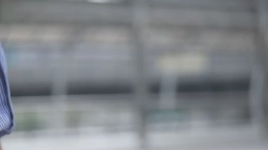 Asyalı işadamı bir çalışma dan sonra yakın el sıkışma başarı ve başarı bir kentsel şehirde ayakta var. Yavaş çekim düşük açı çekimi.