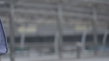 Asyalı işadamı bir çalışma dan sonra yakın el sıkışma başarı ve başarı bir kentsel şehirde ayakta var. Yavaş çekim düşük açı çekimi.