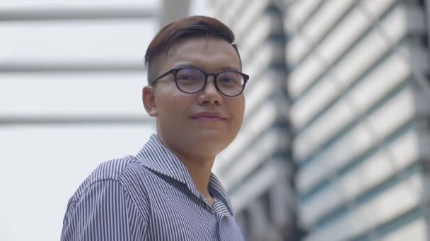 Медленный Портрет Азиатский Бизнесмен Улыбается Смотрит Камеру Стоящую Городской Город — стоковое видео
