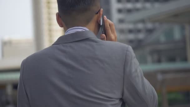 Азиатский Бизнесмен Ходит Пользуется Смартфоном Телефонный Звонок Отвечает Азиатский Бизнесмен — стоковое видео