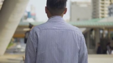 Portre yakışıklı işadamı sokak şehir şehir yürüyüş.