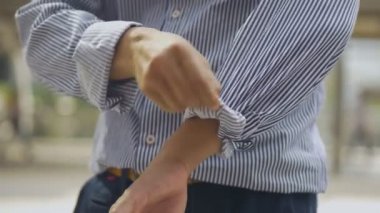 Portre yakışıklı Asyalı işadamı düğmeli gömlek şehir üzerinde ayakta kapatır.