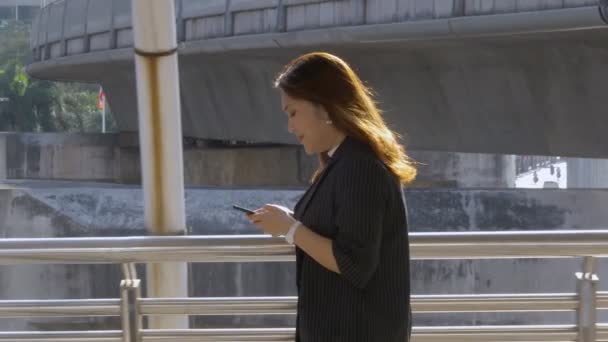 Unga Asiatiska Kvinnor Walking Textning Med Vän Smartphone Urban City — Stockvideo