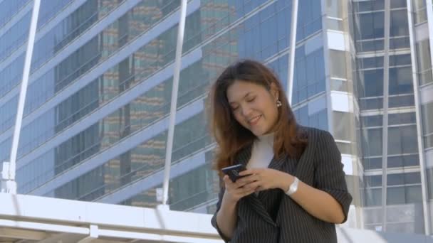 Leende Ung Asiatisk Kvinna Textning Med Kompis Smartphone Urban City — Stockvideo