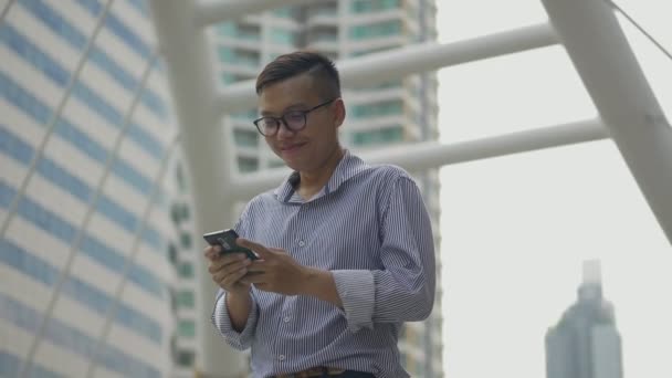 Πορτρέτο Όμορφος Ασίας Επιχειρηματίας Χαμογελώντας Και Χρησιμοποιώντας Κινητά Τηλέφωνα Στείλετε — Αρχείο Βίντεο