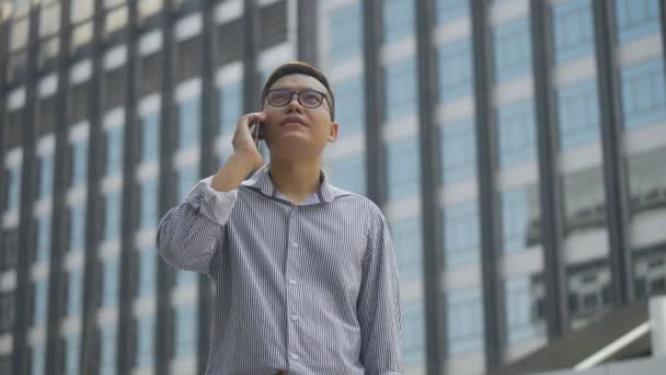 Yavaş Çekim Portre Asyalı Işadamı Telefon Adabı Yanıtlar Gözlüklü Asyalı — Stok video