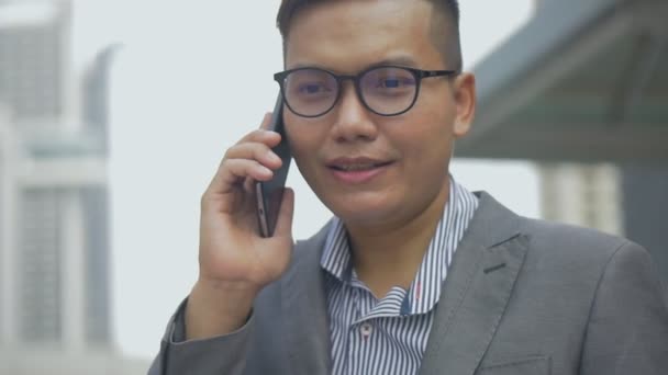 Portrait Bel Homme Affaires Asiatique Parlant Téléphone Avec Ami Marchant — Video