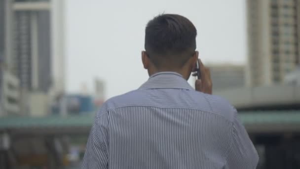 Retrato Bonito Empresário Asiático Falando Telefone Com Amigo Andando Cidade — Vídeo de Stock