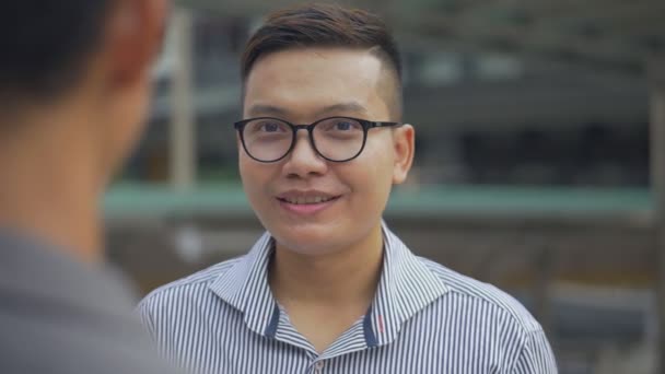 Nahaufnahme Porträt Gutaussehender Asiatischer Geschäftsmann Unterhält Sich Mit Einem Angestellten — Stockvideo
