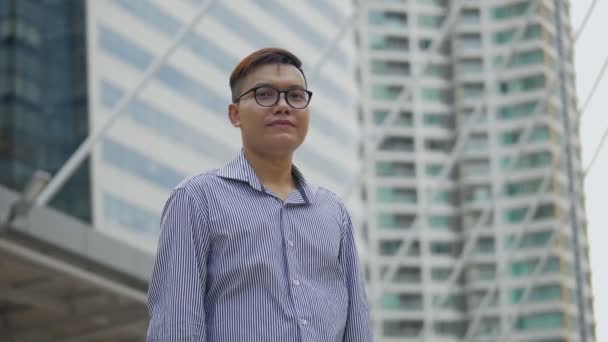 Portrétní Asijský Obchodník Usmívá Dívá Kameru Stojící Městském Městě Asijský — Stock video