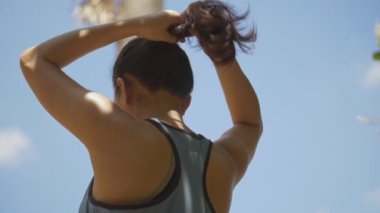 Genç Asyalı sporcular esneme ve koşmaya hazırlanıyor. Sağlıklı bir yaşam tarzı yürüten sporcular.