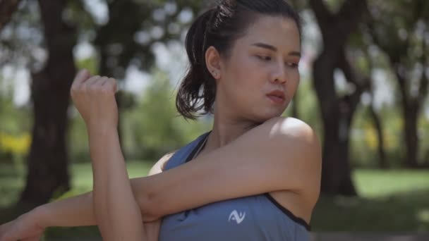 Asiatiska Utövarnas Stretching Och Förbereder Sig För Att Köra Idrottskvinnor — Stockvideo