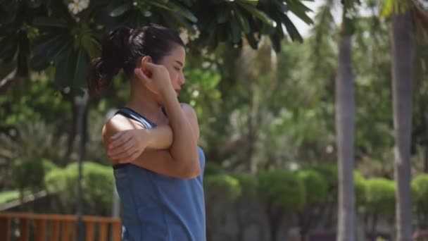 美丽的年轻亚洲女运动员伸展和准备跑步 运动女性经营健康的生活方式 — 图库视频影像
