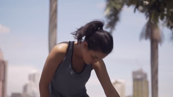 Belle Jeune Athlète Asiatique Fitness Coureuse Étirant Préparant Courir Sportswomen — Video