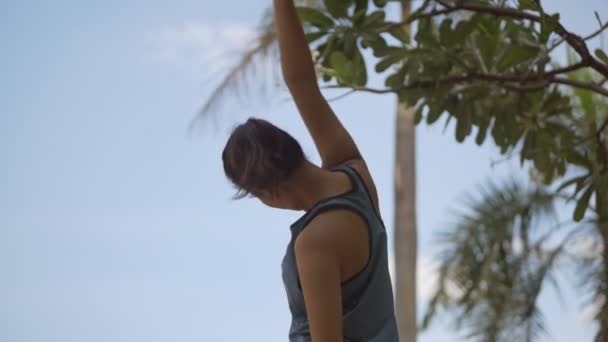 Hermosas Jóvenes Deportistas Asiáticas Estirándose Preparándose Para Correr Deportivas Con — Vídeos de Stock