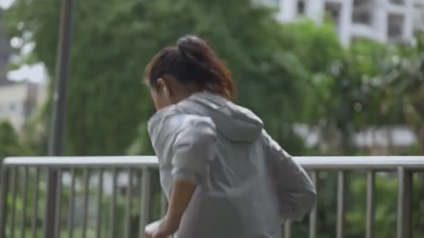 Mooie Jonge Aziatische Vrouw Runner Training Zomerpark Sportswomen Met Een — Stockvideo