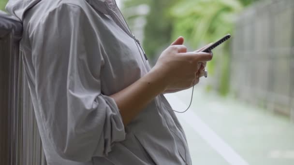 Nahaufnahme Schöne Junge Asiatische Frau Fitness Läufer Mit Handy Musik — Stockvideo