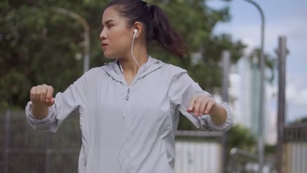 Красивая Молодая Азиатская Спортсменка Фитнес Бегунья Растягивается Готовится Бегу Городе — стоковое видео
