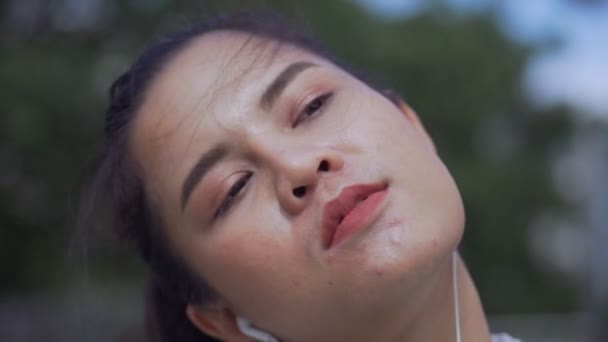 Schöne Junge Asiatische Fitnessläuferinnen Die Sich Der Stadt Dehnen Und — Stockvideo
