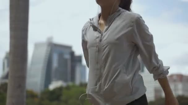 Attraktive Kaukasische Asiatische Mädchen Beim Aufwärmen Laufen Sportlerin Dehnt Sich — Stockvideo